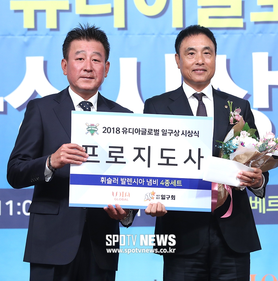 [포토S] 한화 가을 야구 이끈 송진우 코치, 프로지도자상 수상