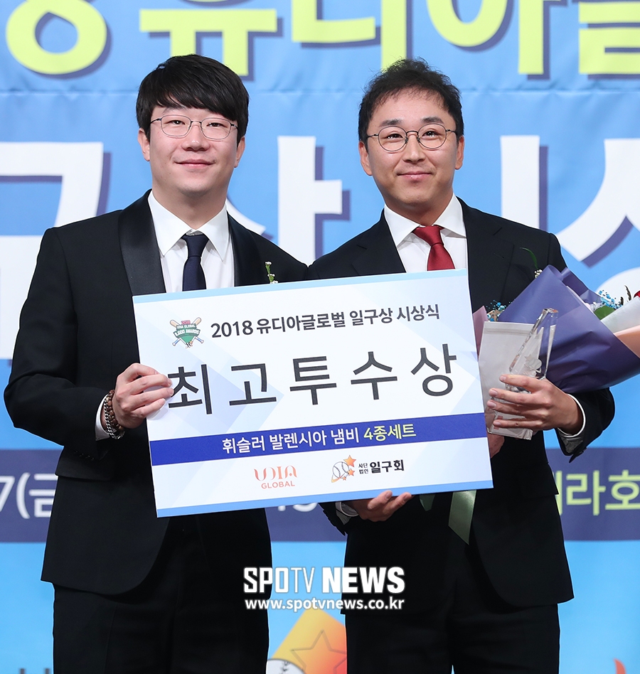 [포토S] 한화 클로저 정우람, 최고투수상 수상