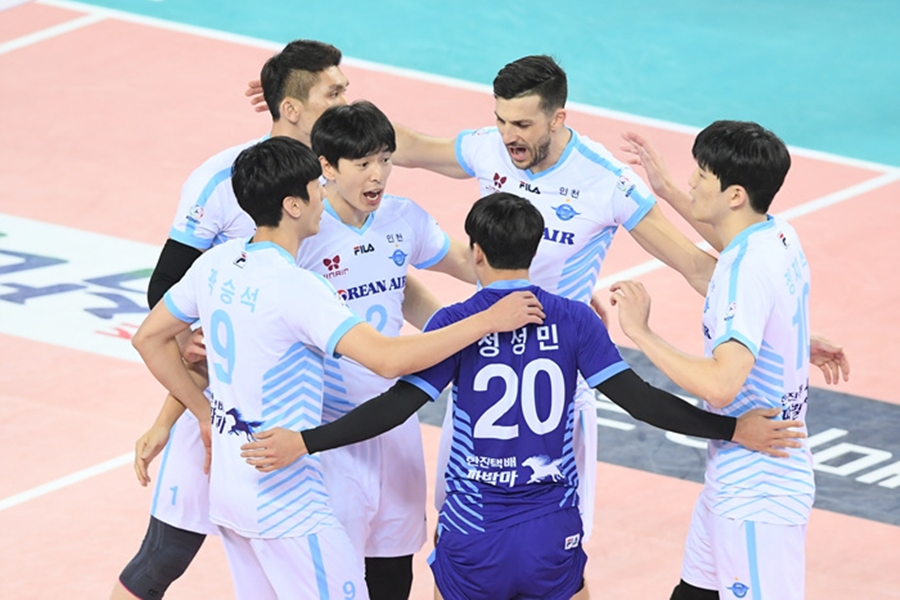 '역전 드라마' 대한항공, 우리카드에 3-2 승…'선두 탈환'