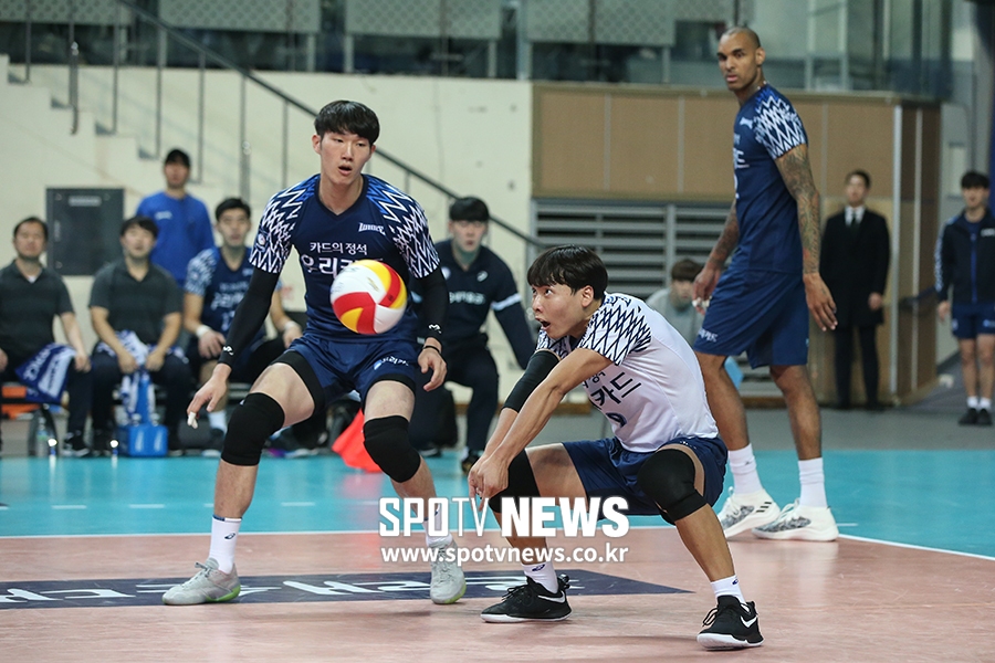 [포토S] 우리카드 이상욱, 안정적인 리시브