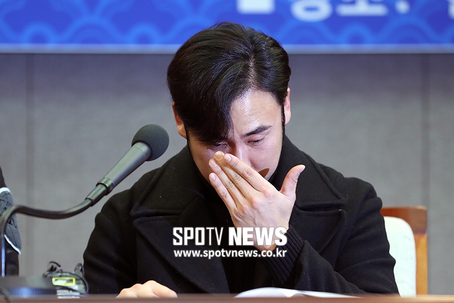 [포토S] 눈물 닦는 문우람