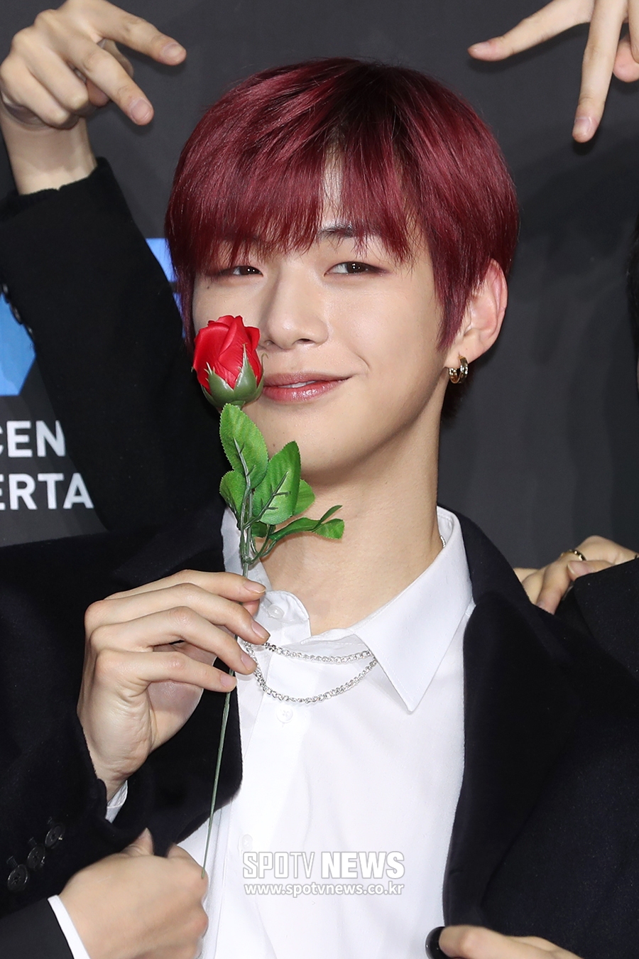 [포토S] 워너원 강다니엘, 장미꽃 들고 생일 자축!