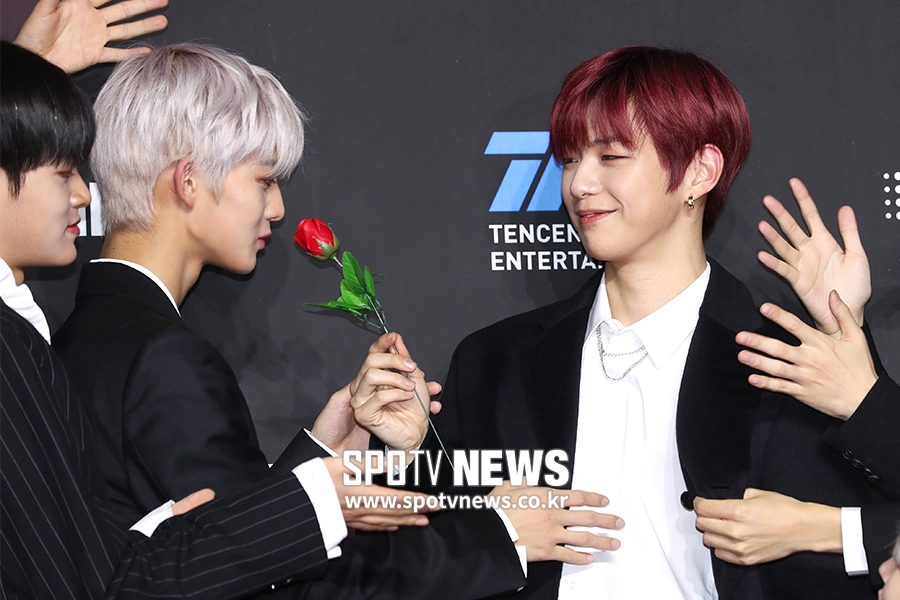 [포토S] 강다니엘, '진영아 꽃향기 맡아봐'