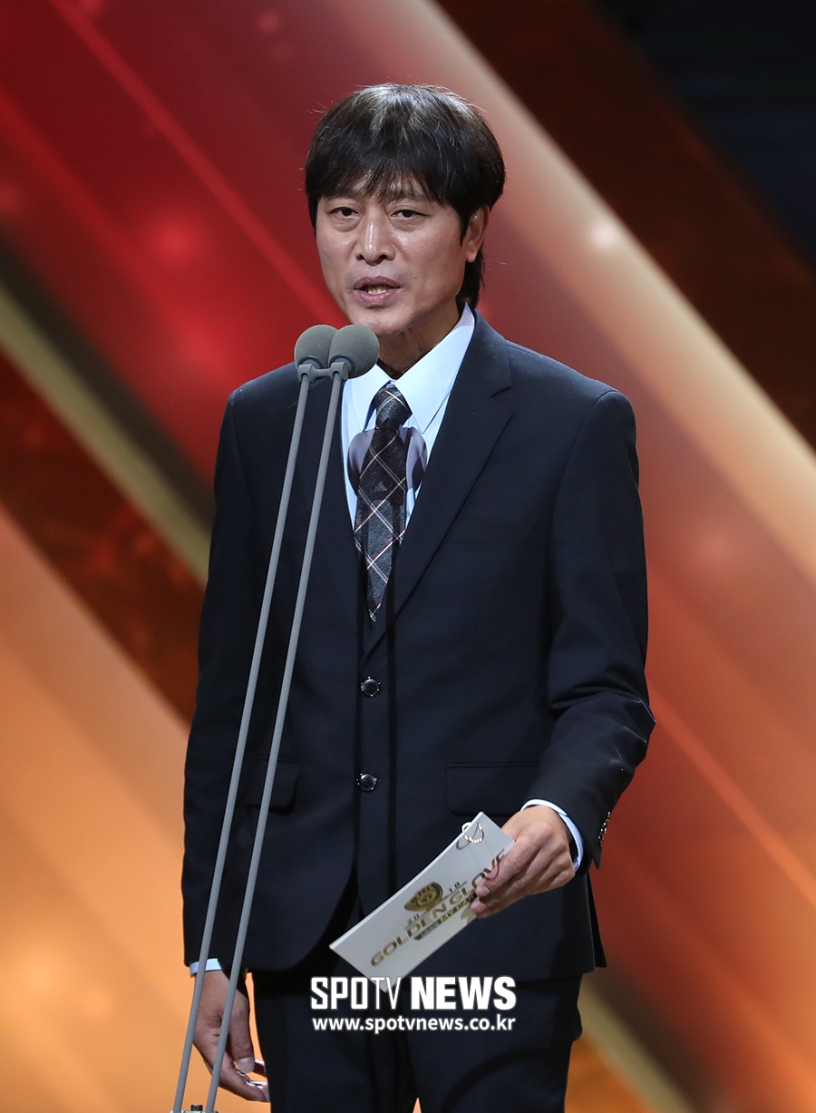 [포토S] 시상에 나선 김용학 회장