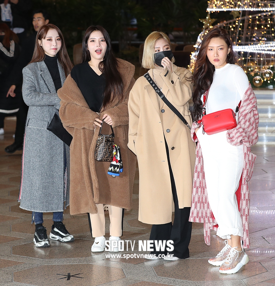 [포토S] 마마무, 이른 새벽 많은 취재진에 깜짝!