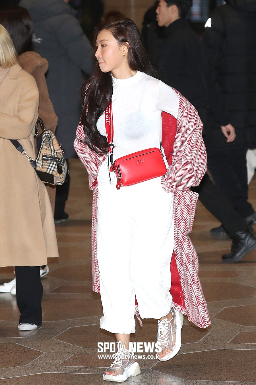 [포토S] 마마무 화사, 패디큐어 훤히 보이는 투명신발!