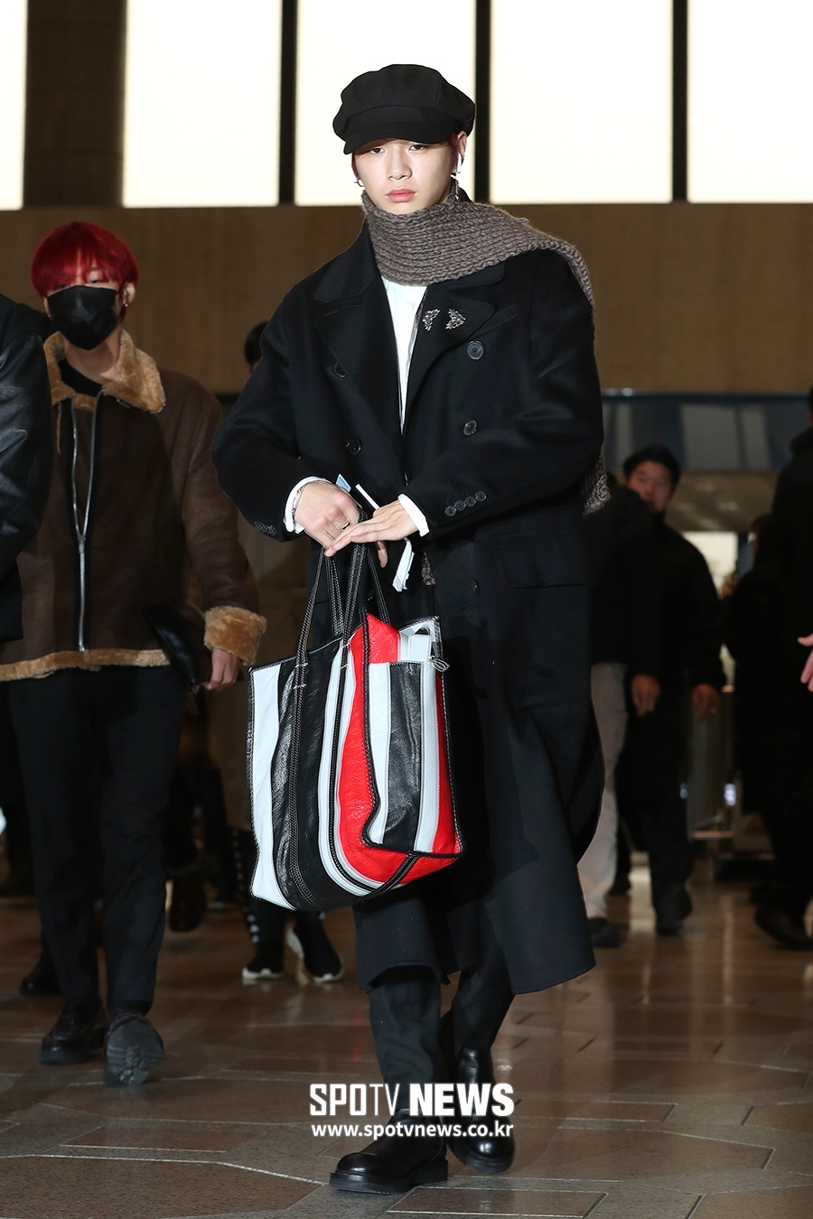 [포토S] 워너원 강다니엘, 목도리+롱코트 빠져드는 공항패션