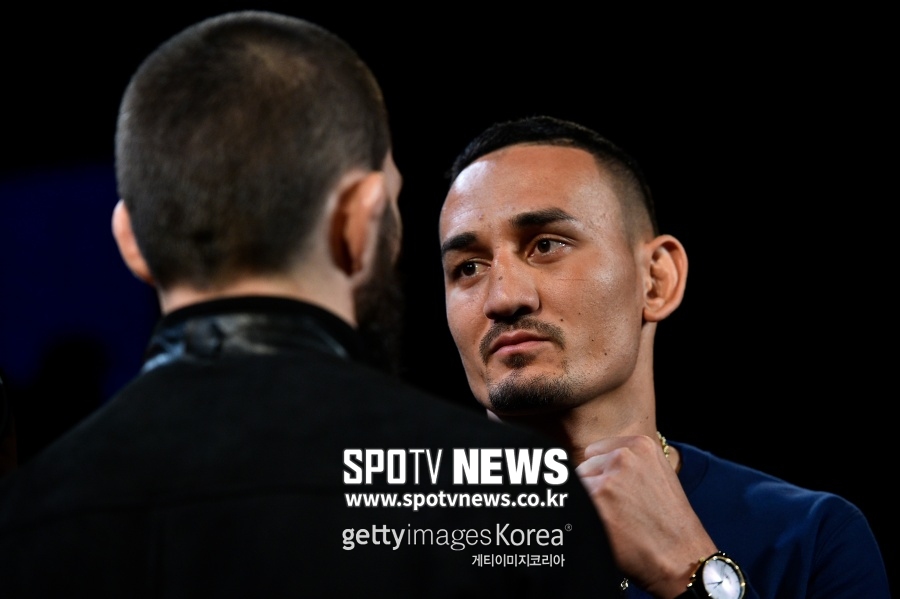 [정오의 UFC] "할로웨이, 라이트급에선 안 통할 걸"