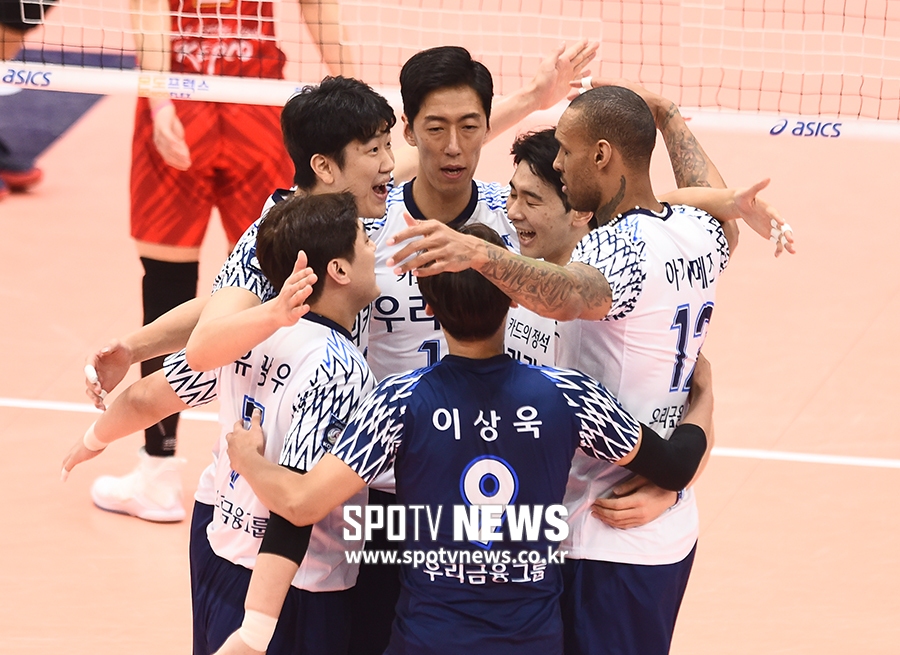 [포토S] 우리카드 배구단, '승리를 위해 파이팅'