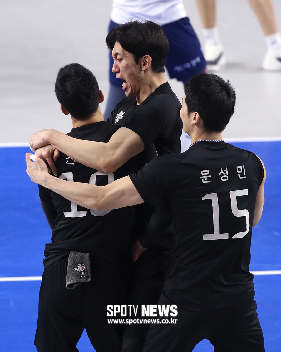[포토S] 김재휘, 신영석 얼싸안고