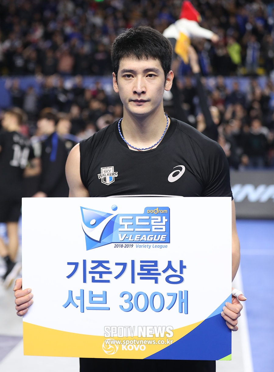 [포토S] 문성민, 9시즌 만에 300 서브 득점 기록