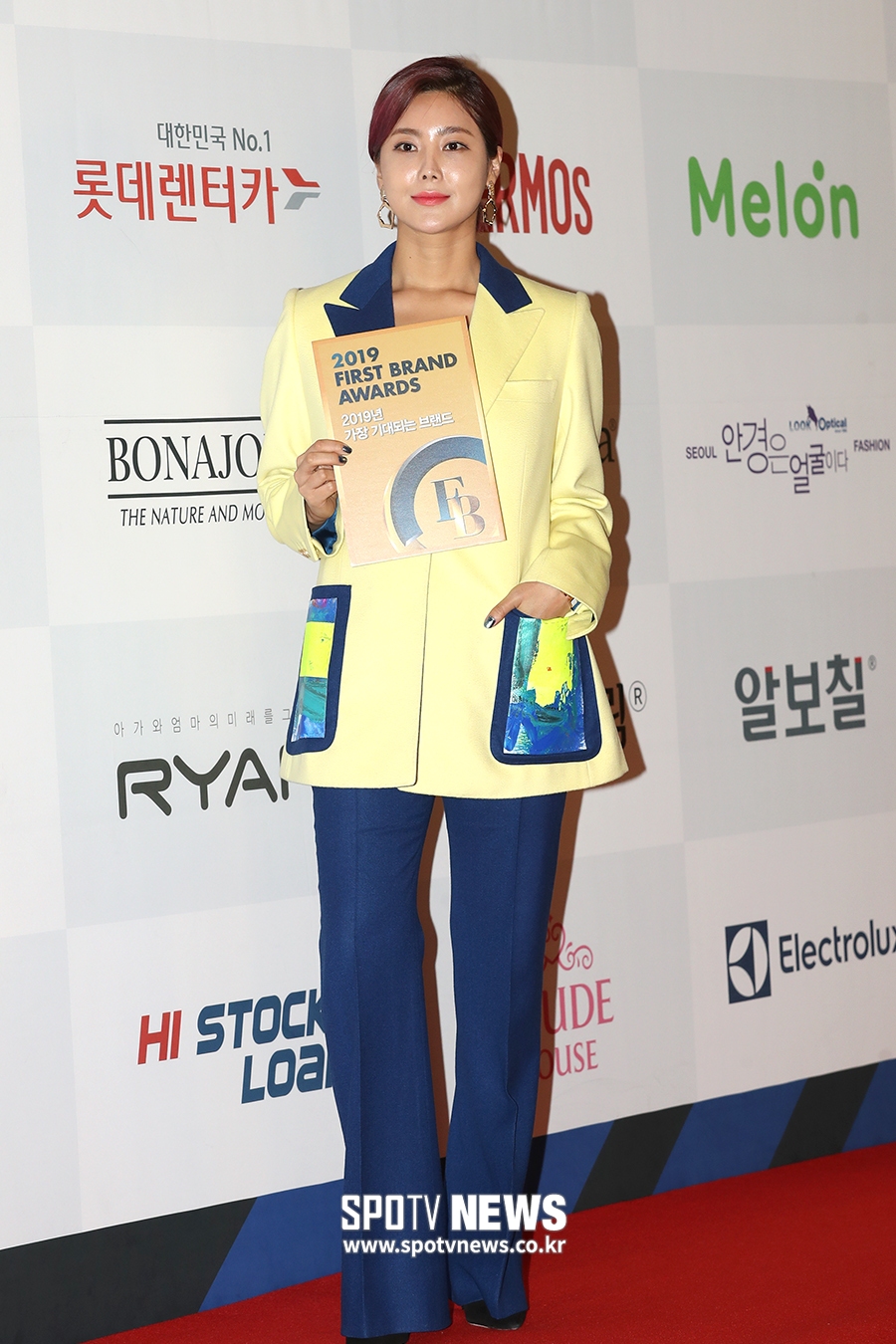 [포토S] 솔비, 자신이 그린 그림을 재킷 주머니에!
