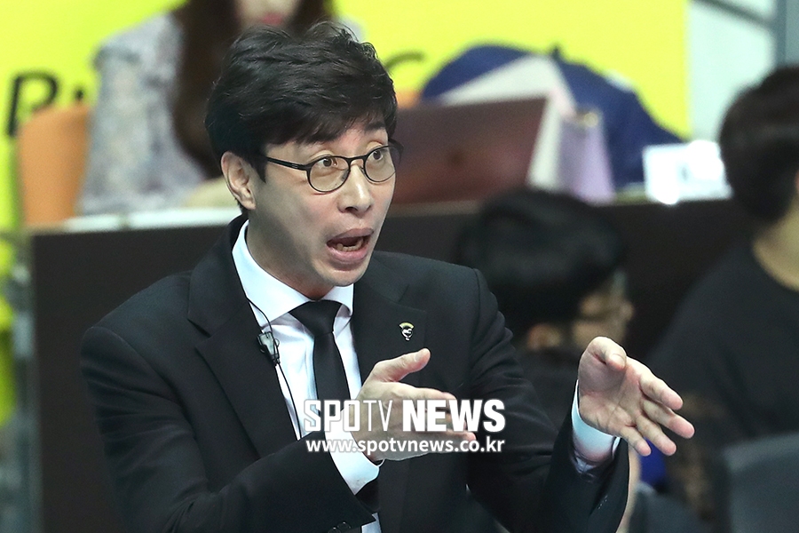 [포토S] 작전 지시 내리는 김세진 감독
