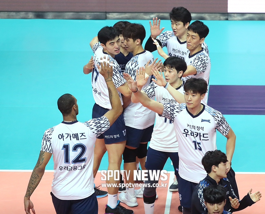 [포토S] 우리카드, OK저축은행 상대 3-2 진땀승