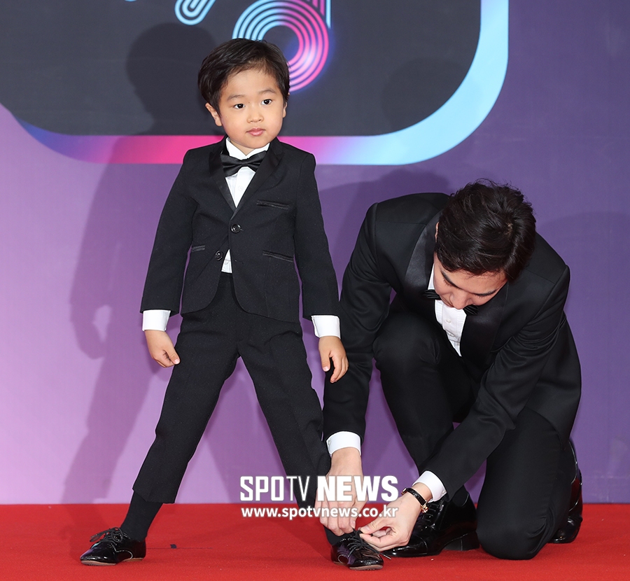 [포토S] 고승재, '아빠 신발끈 묶어줘요'