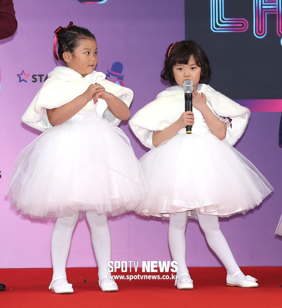 [포토S] 수아-설아, '예쁘게 드레스 입었어요~'