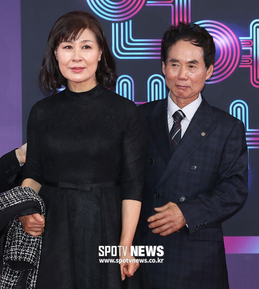 [포토S]  '살림남' 김승현 부모 김언중-백옥자 베스트 커플상 수상