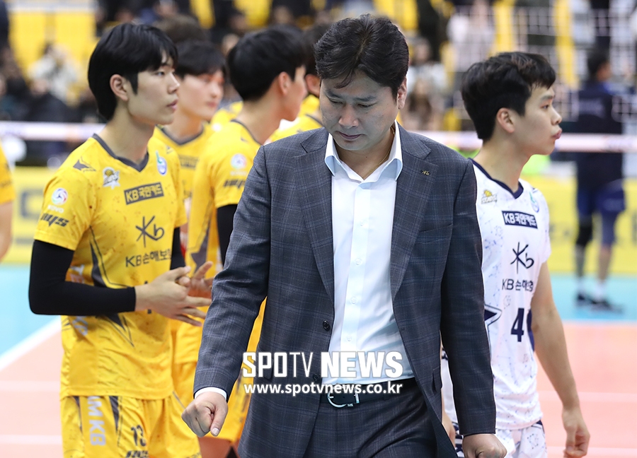[SPO톡] 권순찬 KB손보 감독 "결정적일 때 펠리페 안 풀려"