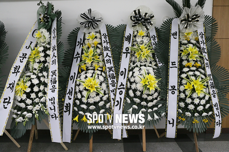 [포토S] 고 전태관의 빈소에 놓인 동료들의 근조화환