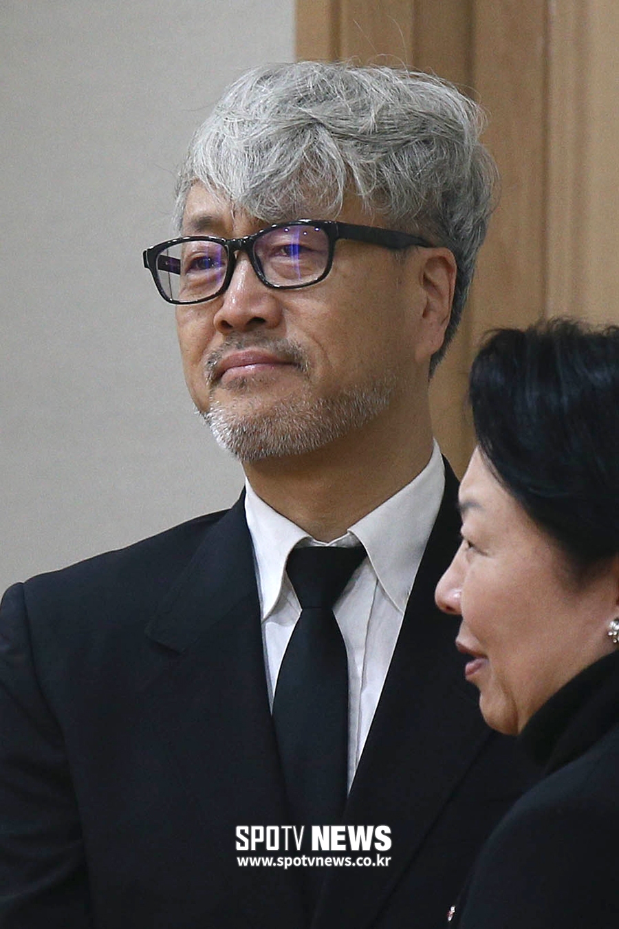 [포토S] 전태관 빈소 찾은 김종진, 참을 수 없는 슬픔