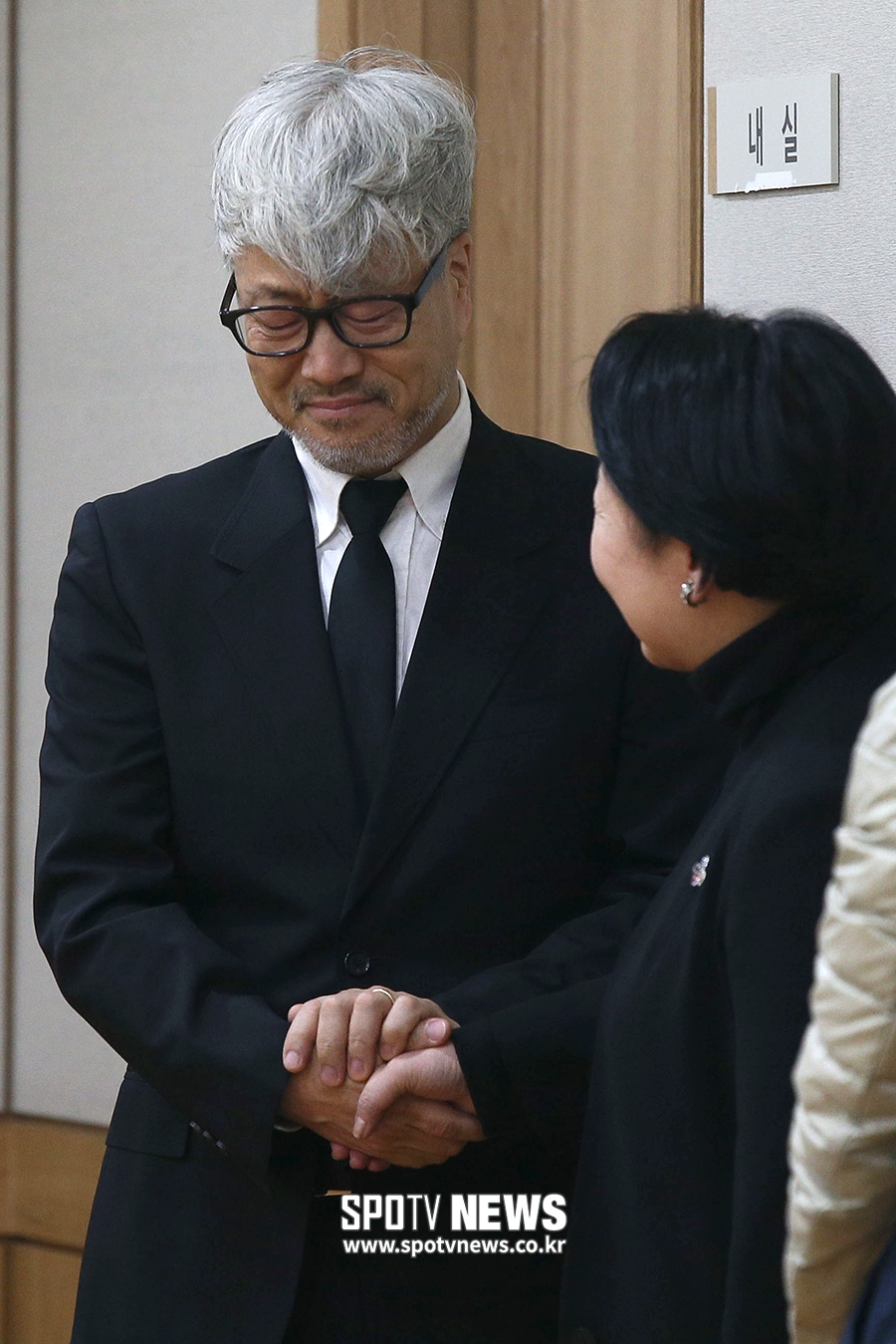 [포토S] 김종진, 고 전태관 빈소에서 눈물을 참아내며