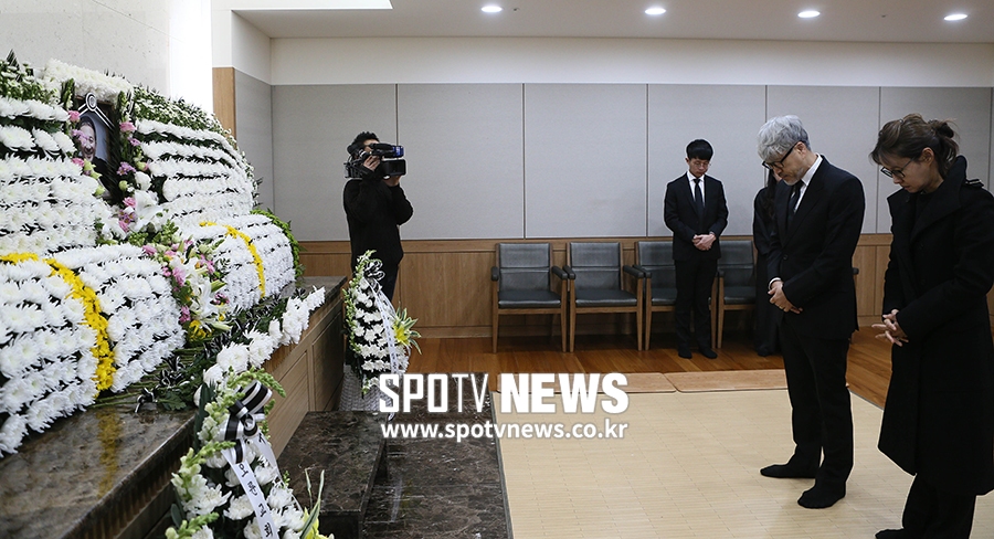 [포토S] 김종진-이승신 부부, 고 전태관 빈소 찾아