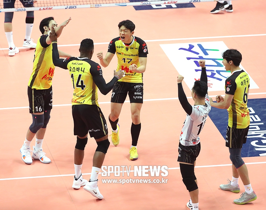 [포토S] 득점에 기뻐하는 OK저축은행