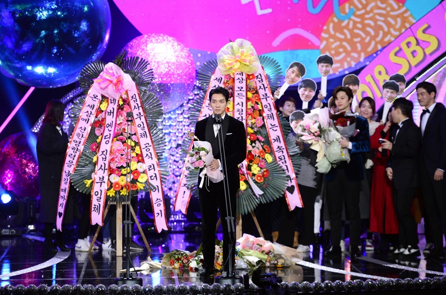 [종합S] "상승형재 날았다"…'SBS 연예대상' 이승기 대상+'집사부일체' 5관왕