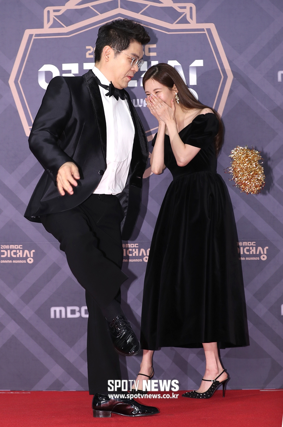 [포토S] 김용만, 서현 빵 터지게 만드는 제기차기 실력