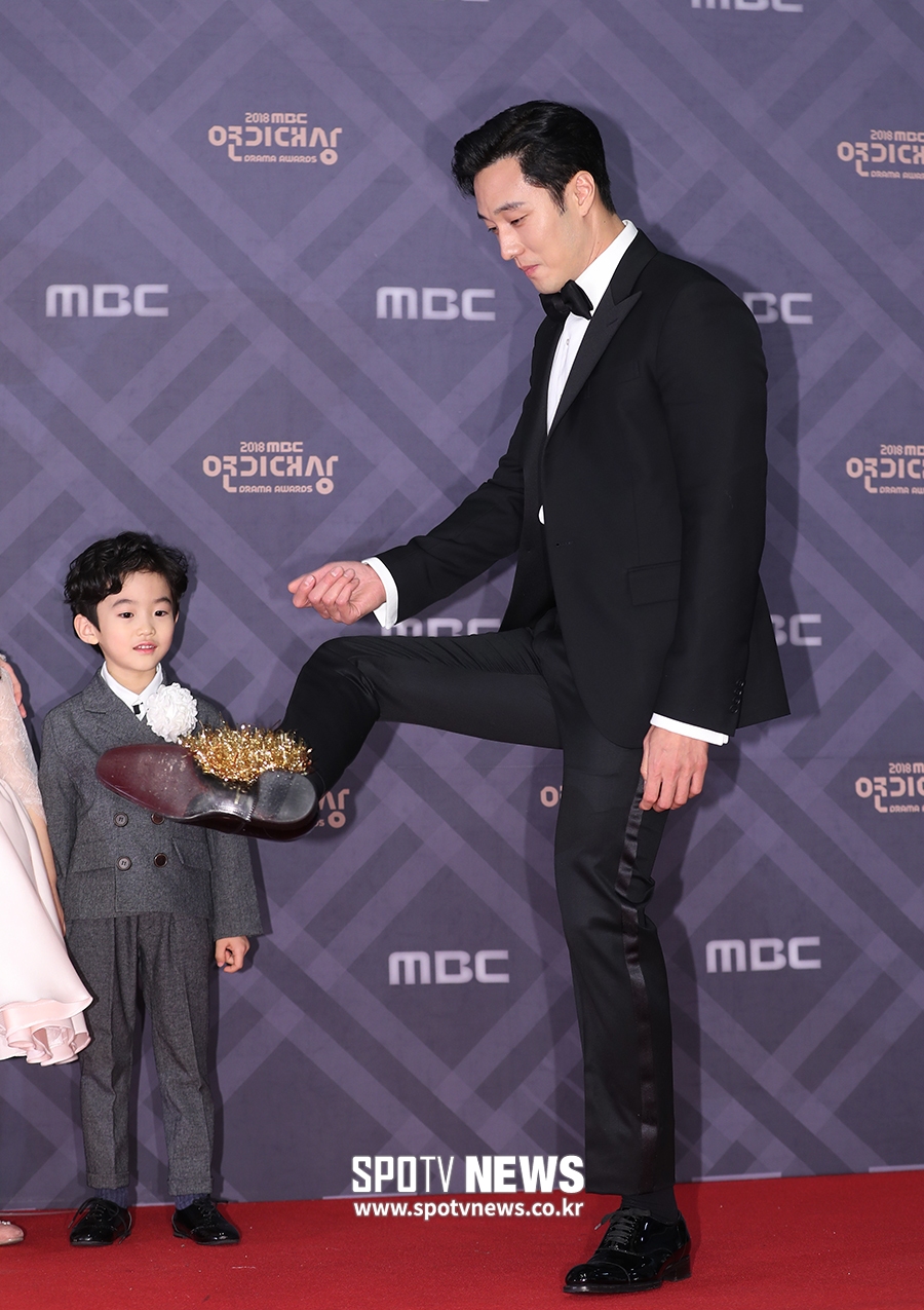 [포토S] 소지섭, 턱시도 입고 제기차기