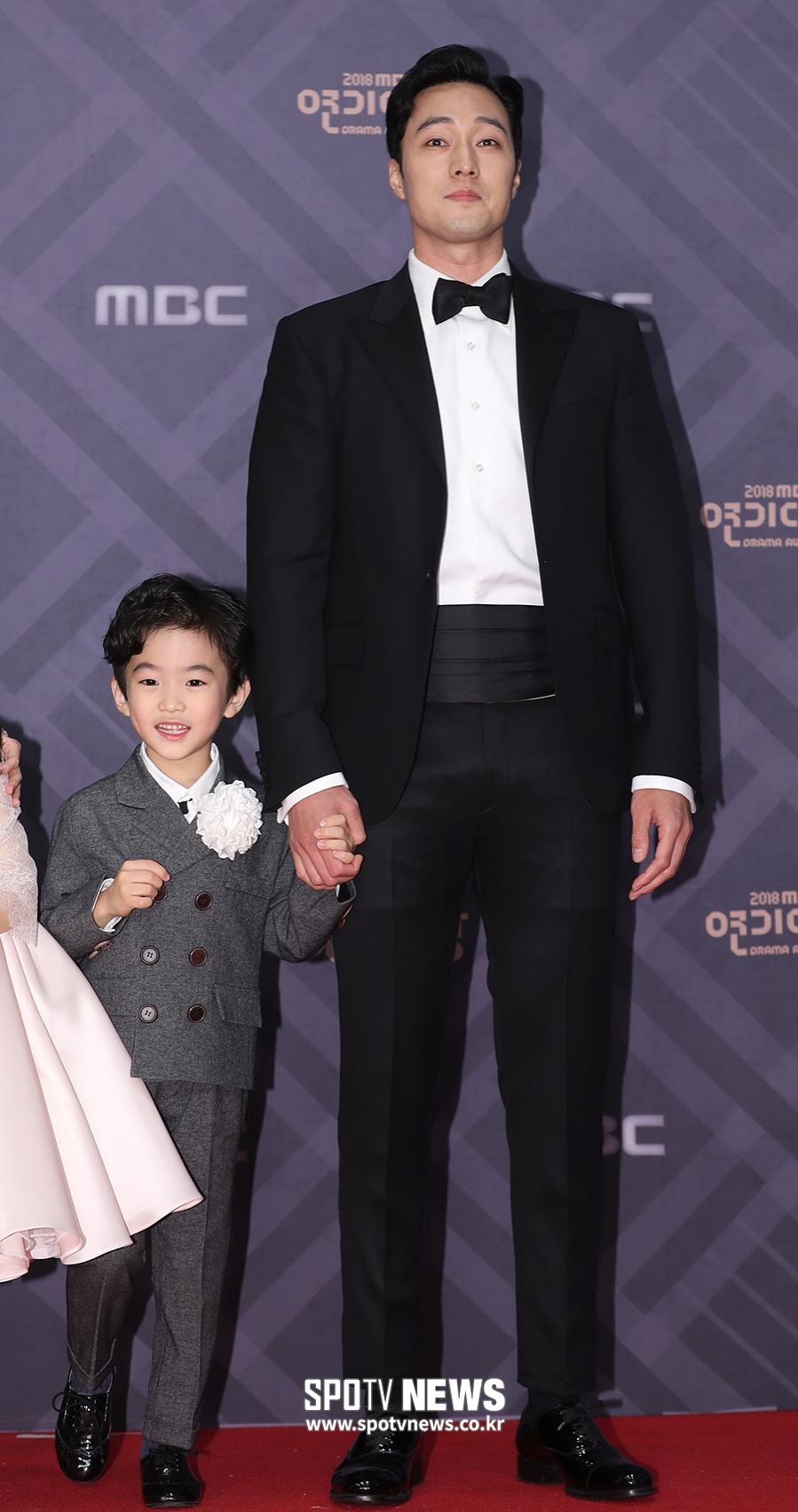 [포토S] 소지섭, 귀여운 아역배우와 함께
