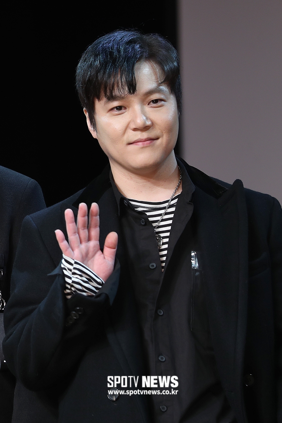 [포토S] 손인사 하는 엠씨더맥스 전민혁