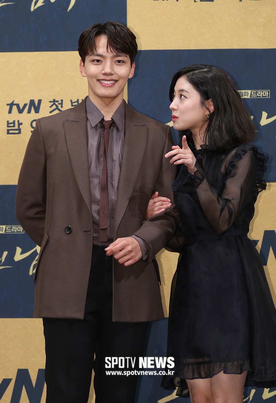 [포토S] 여진구-이세영, '가운데 먼저 볼까요?'