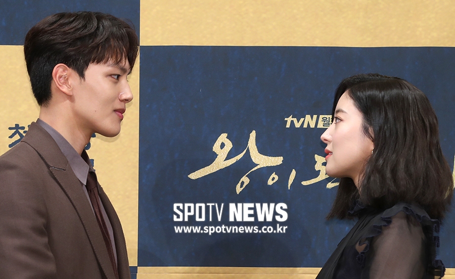 [포토S] 여진구-이세영, 애틋한 눈빛 교환