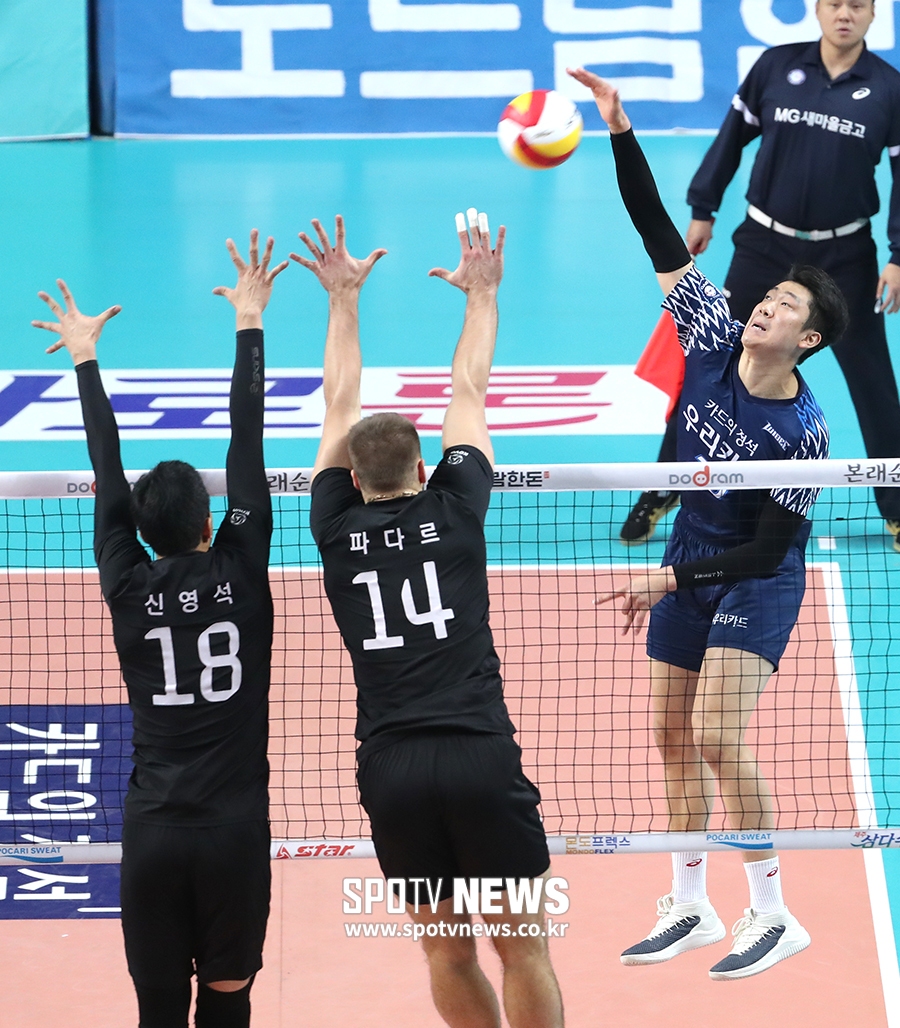 [포토S] 나경복, 블로커 위로!