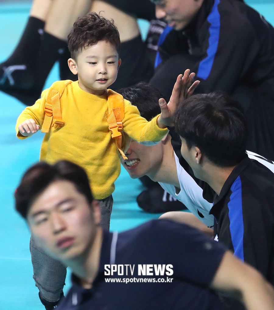 [포토S] 문시호, 수고한 삼촌들과 귀여운 하이파이브