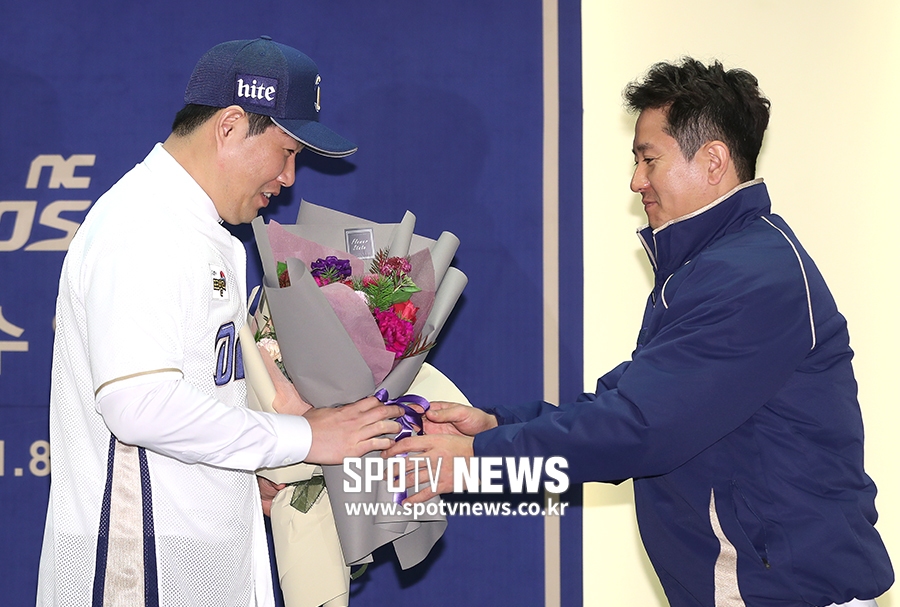 [포토S] 양의지에게 꽃다발 전하는 손시헌