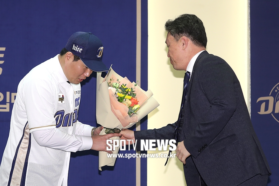 [포토S] 양의지에게 꽃다발 전하는 NC 이동욱 감독