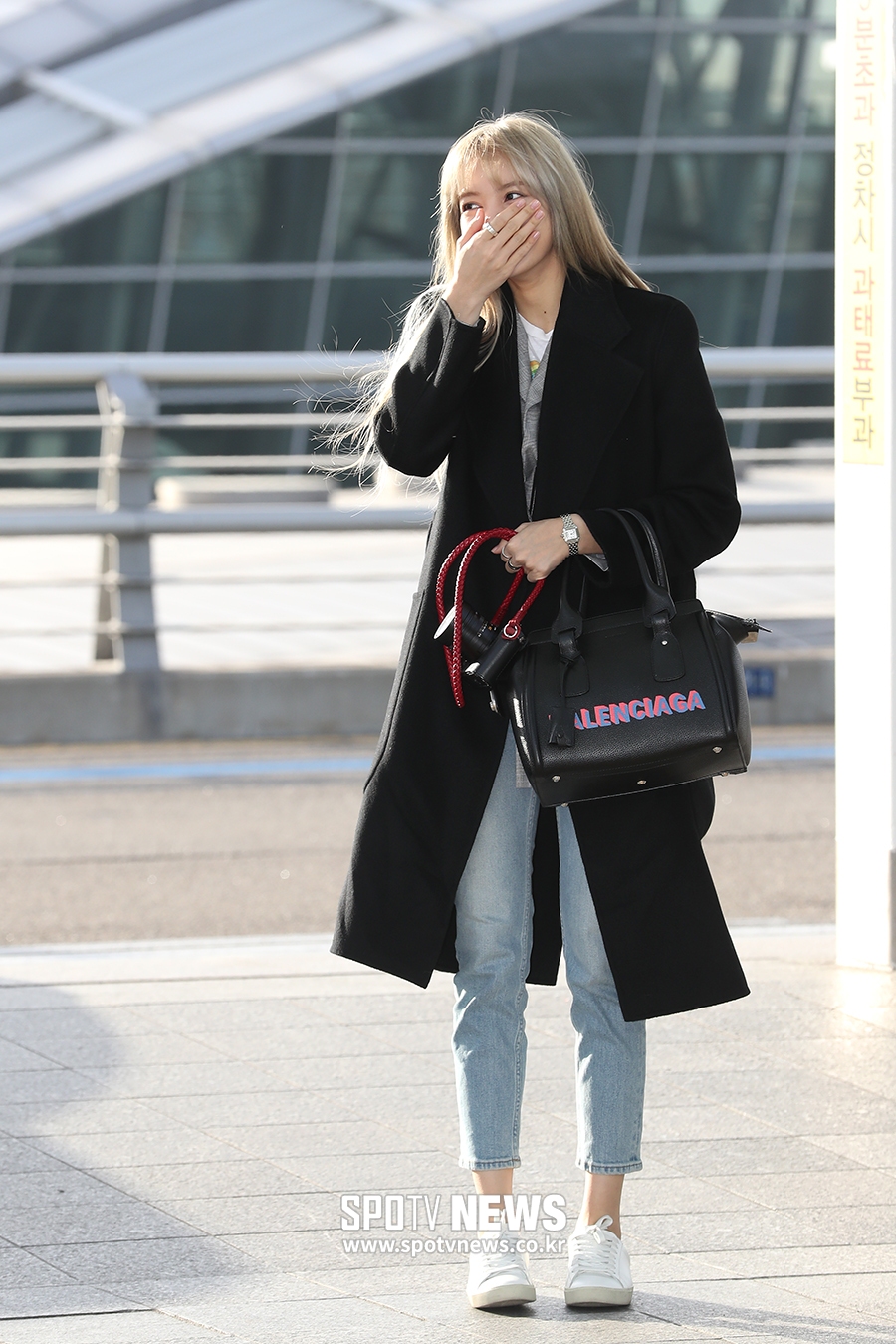 [포토S] 블랙핑크 리사, '신호에 걸려버렸어~'