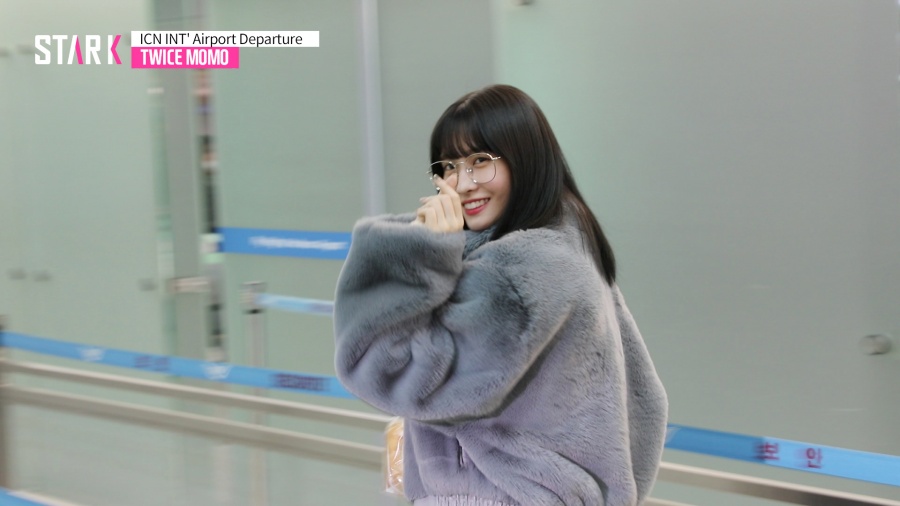 [영상] 트와이스(TWICE) 모모 출국, 귀여운 '빵든모모'