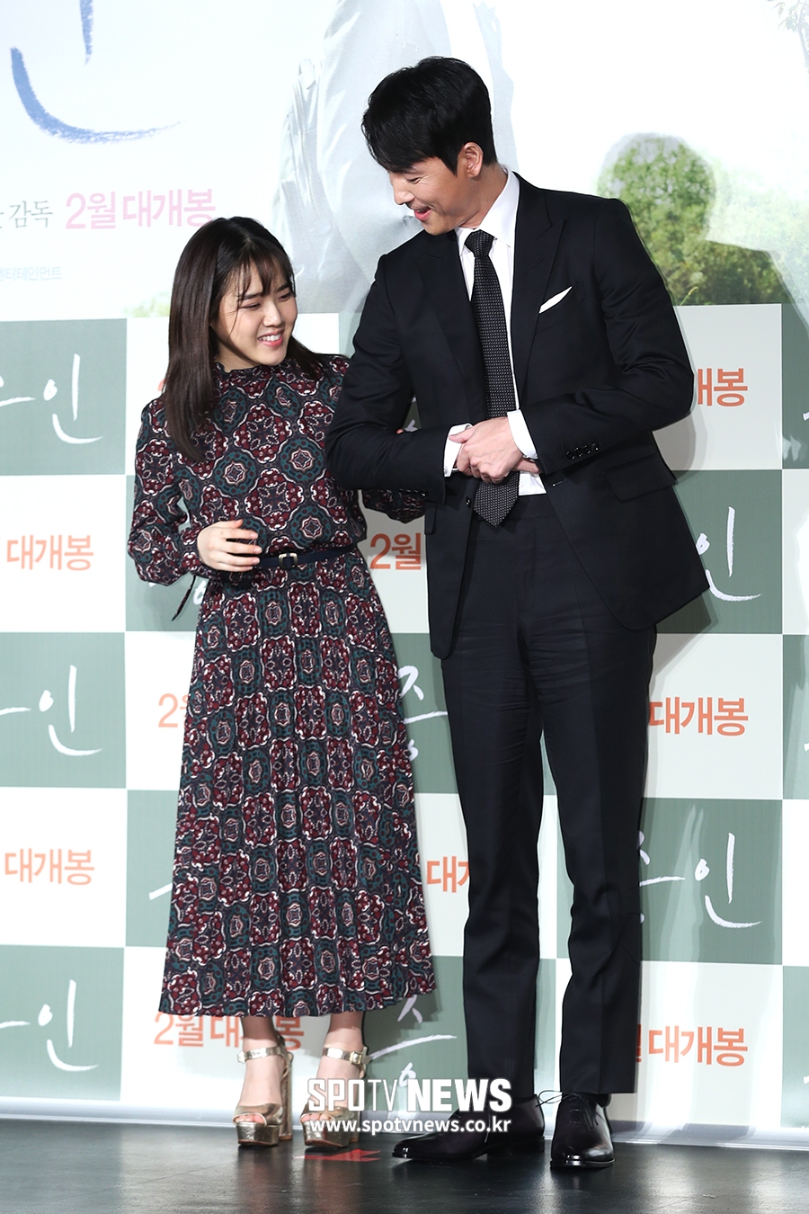[포토S] 정우성, '향기야 팔짱 껴볼까?'