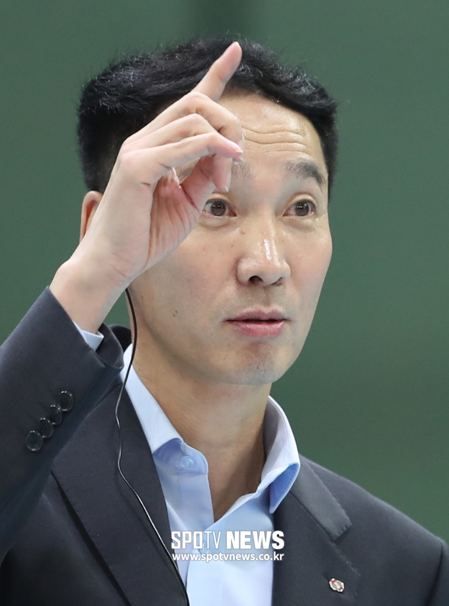 [포토S] 작전 지시하는 김철수 감독