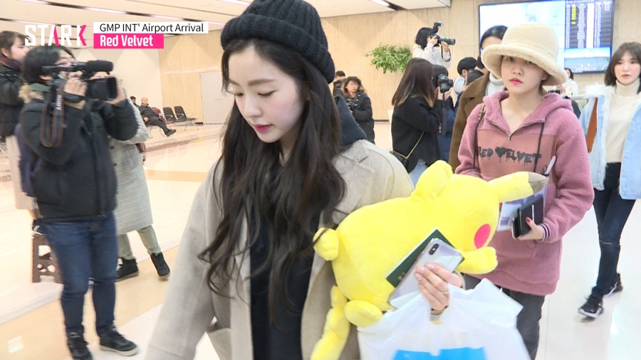 [영상] 레드벨벳(Red Velvet) 귀여운 인형 꼭 안고 귀국