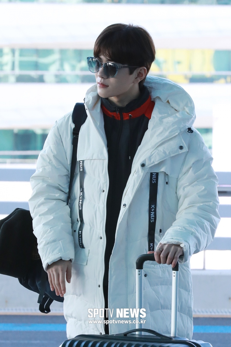 [포토S] 골든차일드 보민, 날렵한 턱선