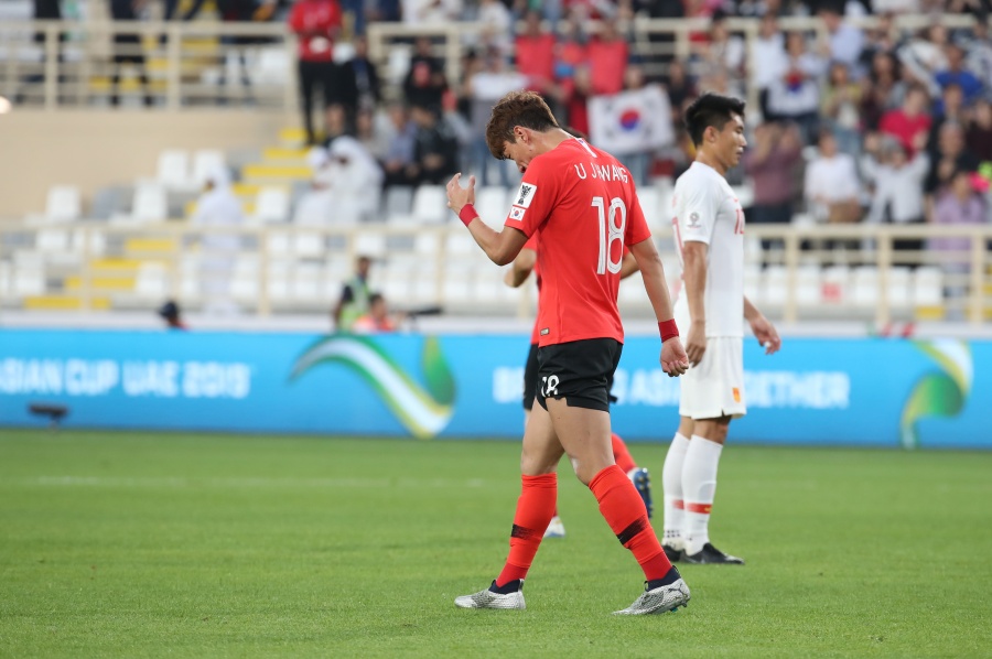 [속보] 한국 1-0 리드, 손흥민 얻어낸 PK 황의조 해결(전반 14분)