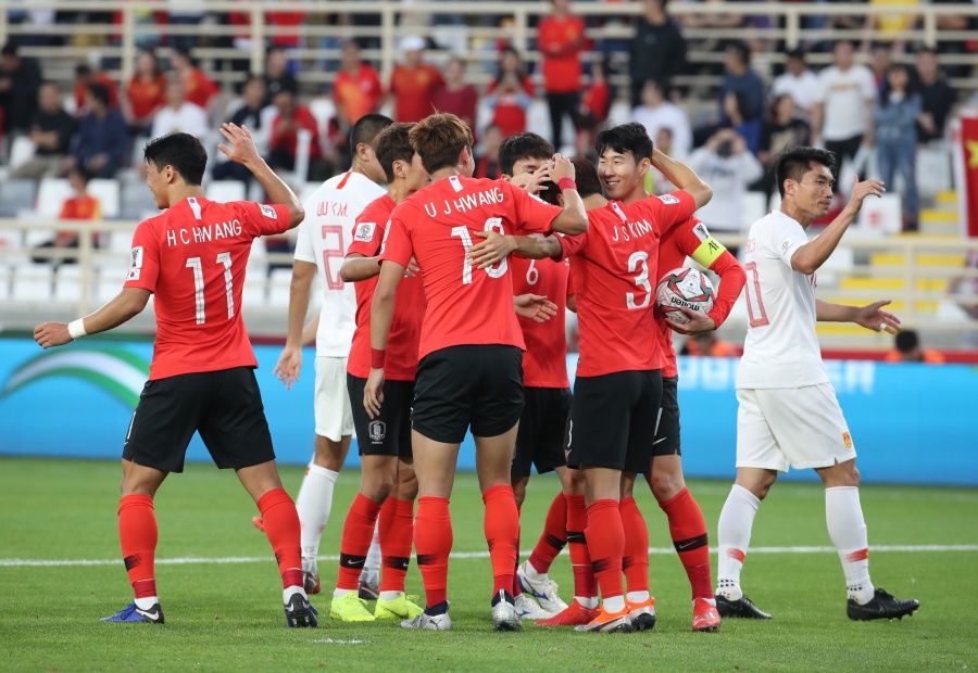 [속보] 한국, 중국에 1-0 앞섰다…손흥민 PK 얻고 황의조 해결 (전반 종료)