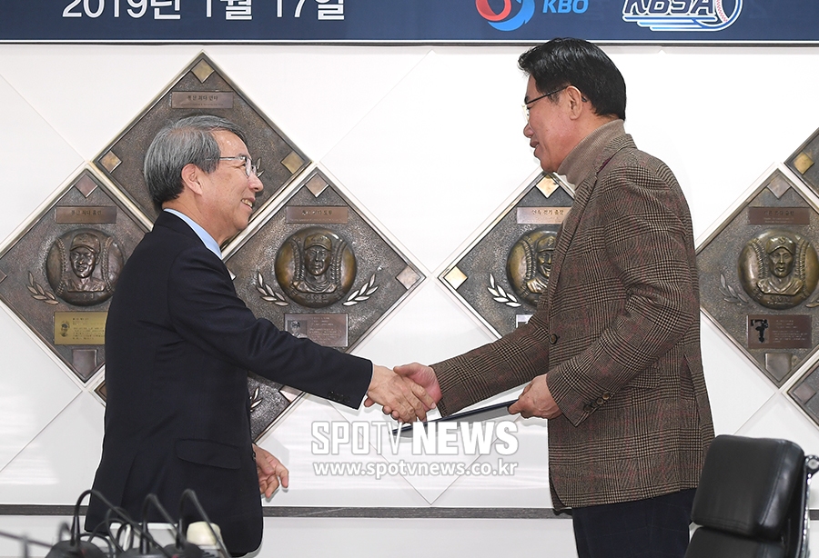 [포토S] 정운찬 총재, 김시진 기술위원장에 위촉장