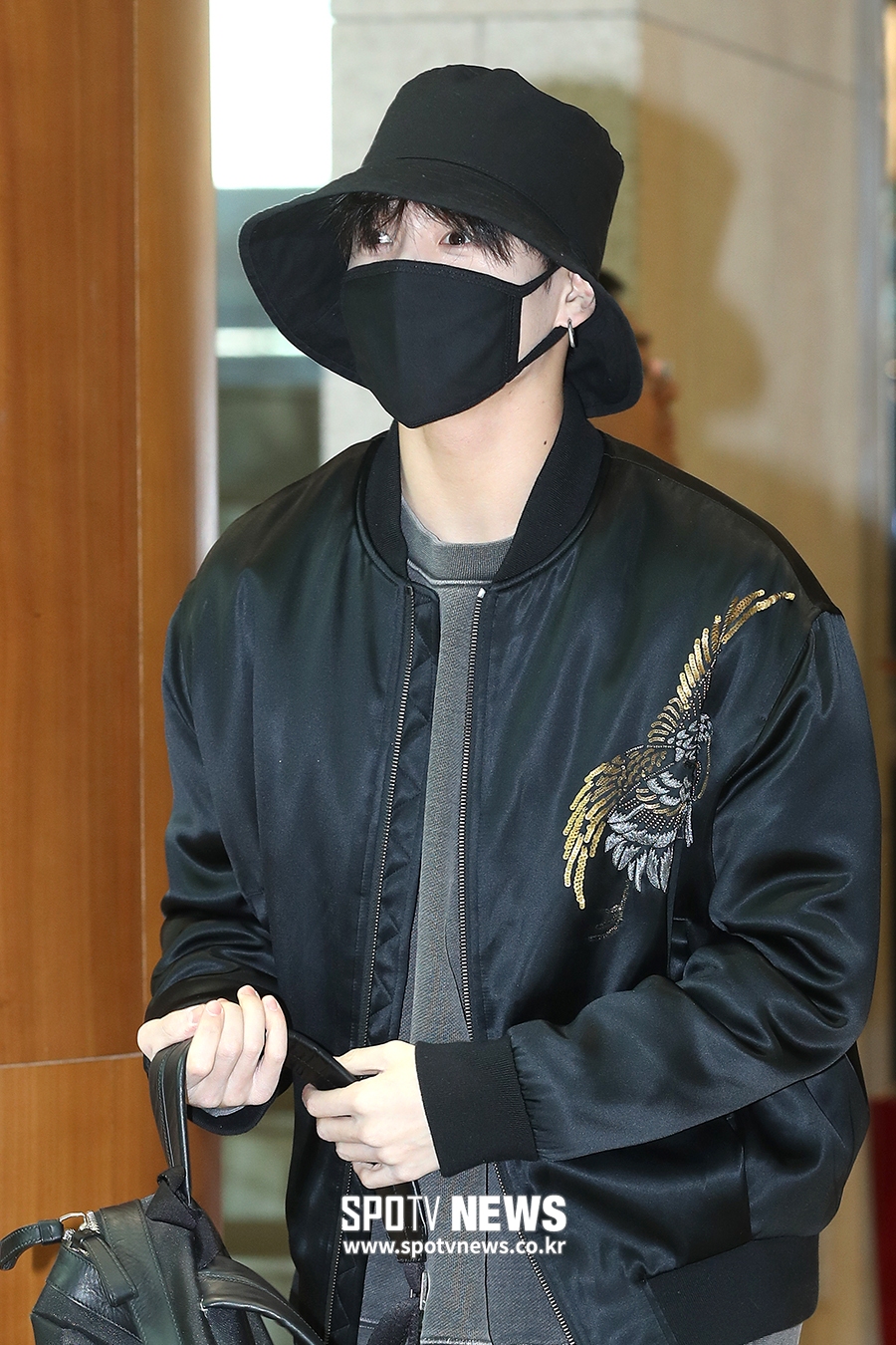[영상] 방탄소년단(BTS) 전세기 타고 출국, '전세기 길만 걷자~'
