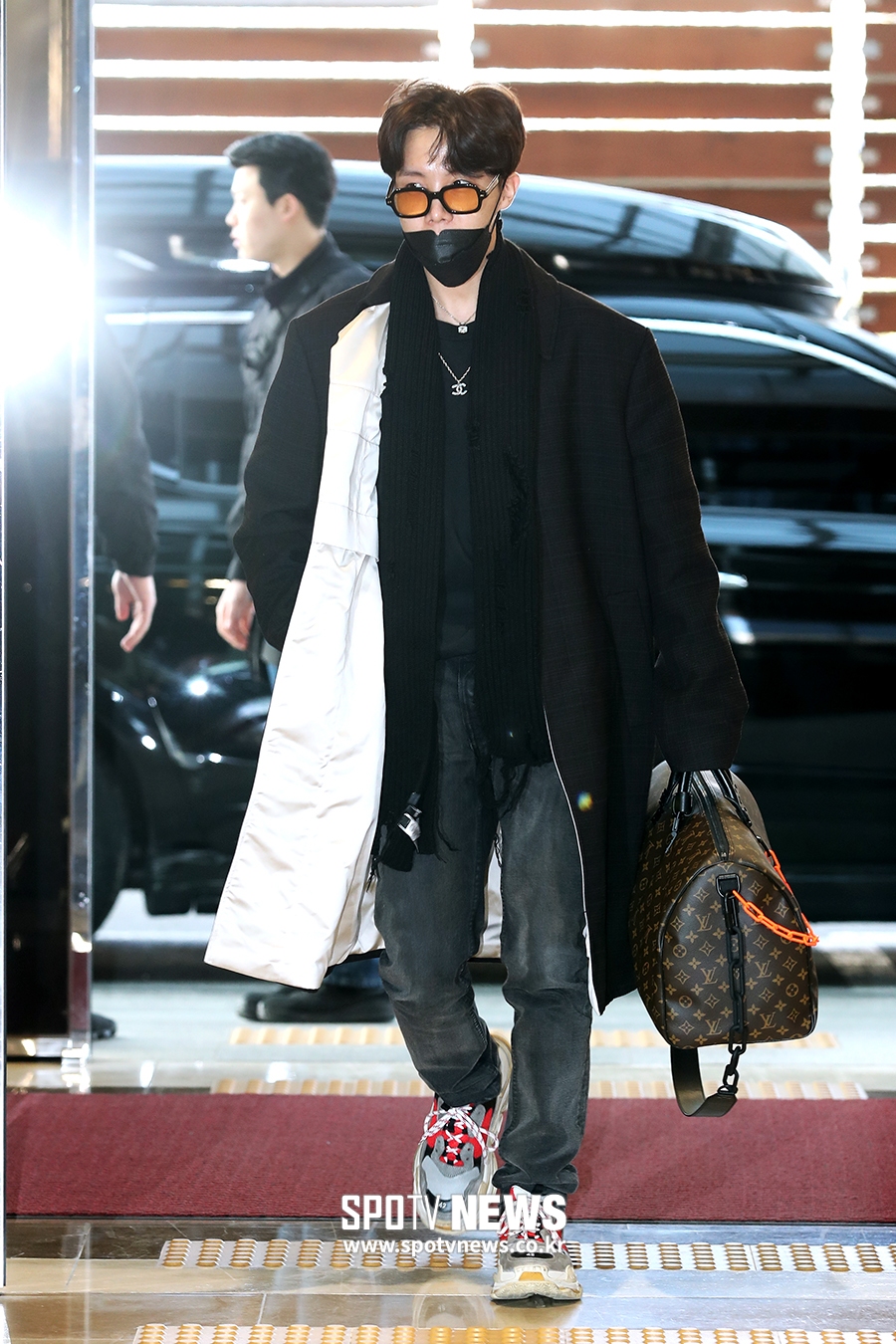 [포토S] 방탄소년단 제이홉, 출국길부터 '멋짐'이 뿜뿜~