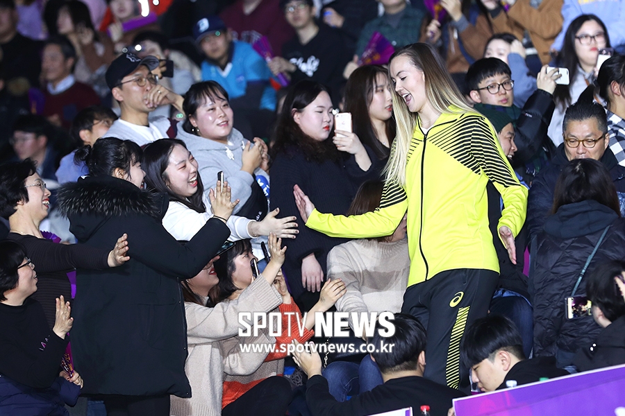 [포토S] 알레나, 팬들과 신나는 하이파이브!